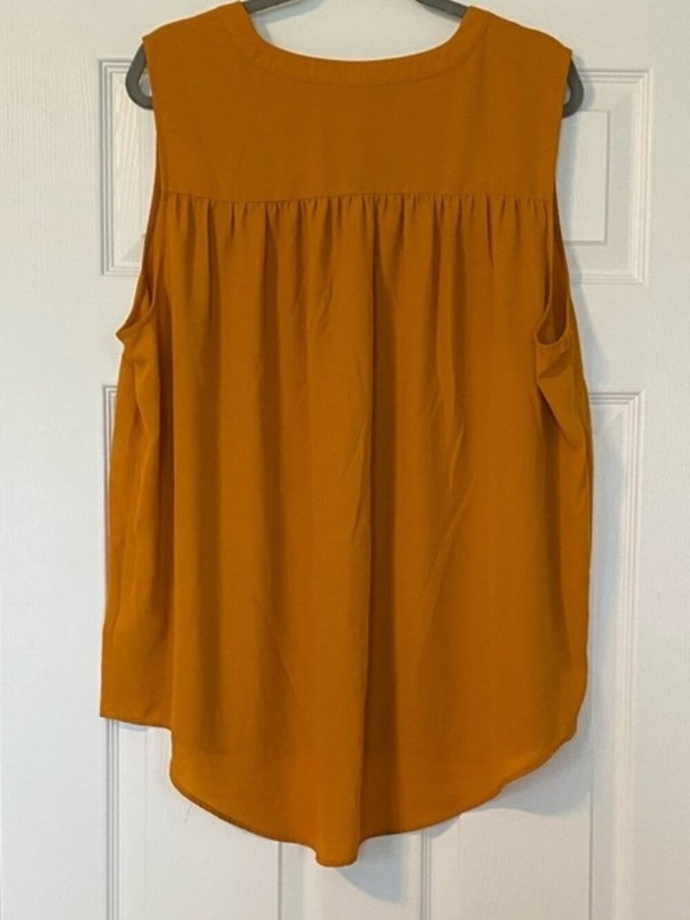 Gold tank top - Picture 2 of 2